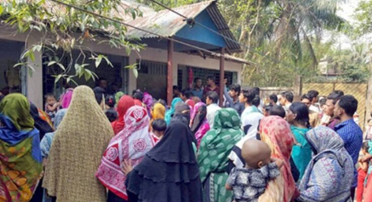 ঝুলছিল মায়ের দেহ, পাশেই কাঁদছিল অবুঝ মেয়ে